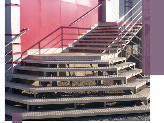 Лестницы для магазина в Гукове — изготовление и монтаж