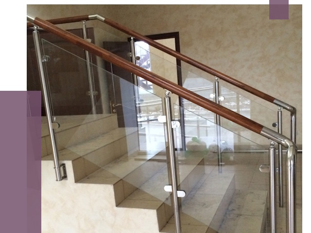 Комбинированные перила из металла и дерева в Гукове