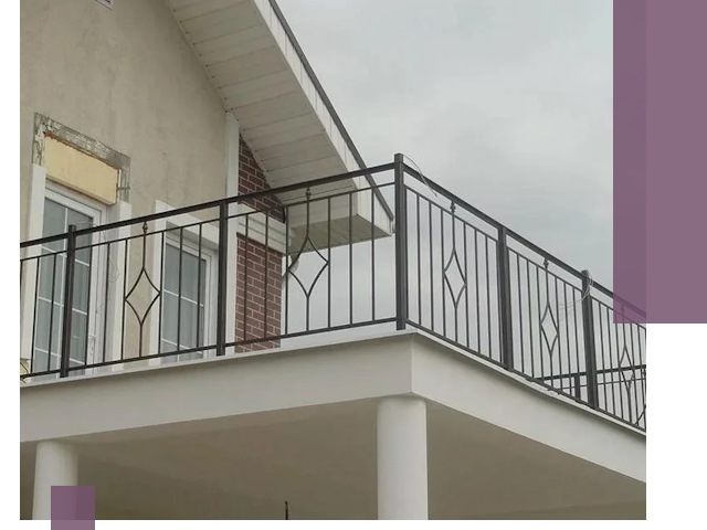 Изготовление балконных ограждений в Гукове из металла и стекла